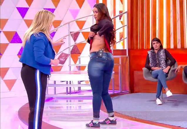 christina rocha verifica tatuagem na área da costela de participante