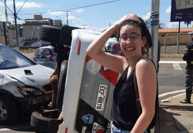 Jovem recém-habilitada bate em carro da PM