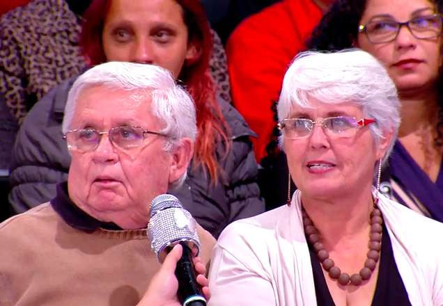 Casal de idosos contando sua história