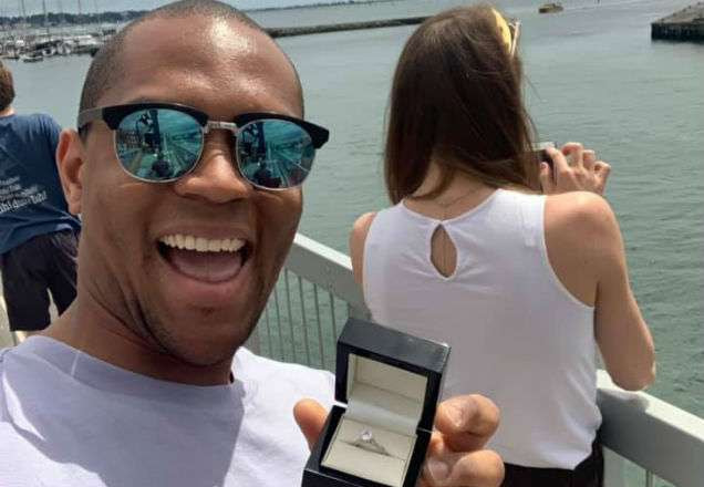 Rapaz pede namorada em casamento por 1 mês sem ela perceber