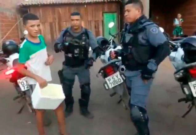 Policiais compra todos os geladinhos de garoto que foi humilhado por jovens