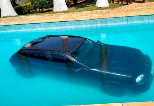 carro na piscina