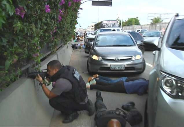 Troca de tiros para trânsito no Rio de Janeiro
