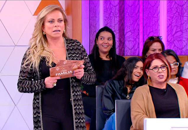 christina rocha, apresentadora do casos de familia