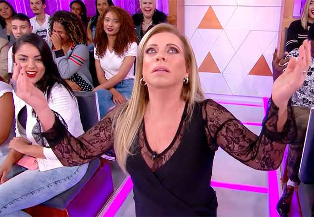 Christina Rocha de joelhos