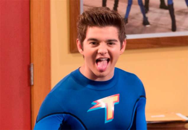 Jack Griffo, de Os Thundermans, faz pose marrenta dirigindo iate