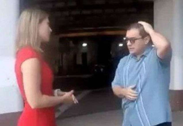 Pombo faz cocô em deputado durante entrevista sobre excremento de aves