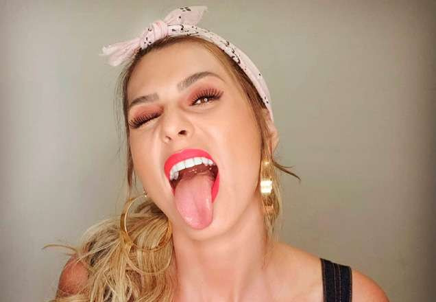 Lívia Andrade usa look estilo sacola brilhante e internet fica em êxtase