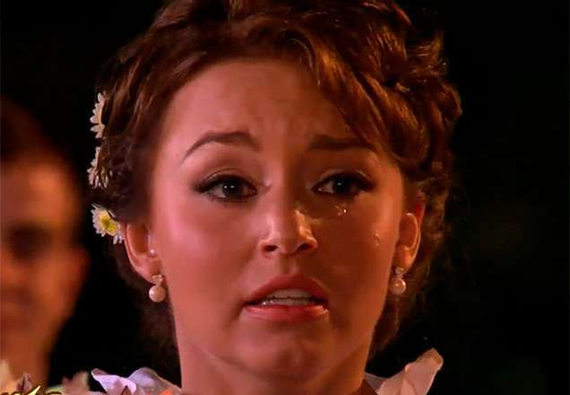 Elisa vai à festa de noivado de Damião só para chorar litros na hora da aliança em Abismo de Paixão