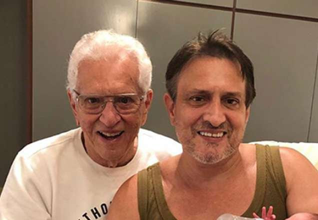 Carlos Alberto e Marcelo de Nóbrega postam foto mostrando que último trigêmeo deixou o hospital