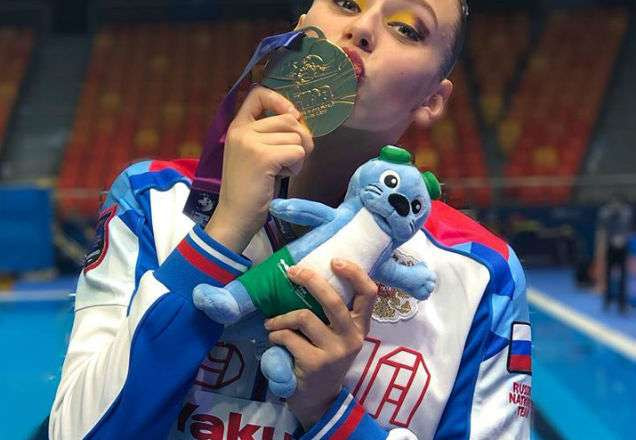 Referência do nado sincronizado, campeã mundial russa é viciada no Instagem