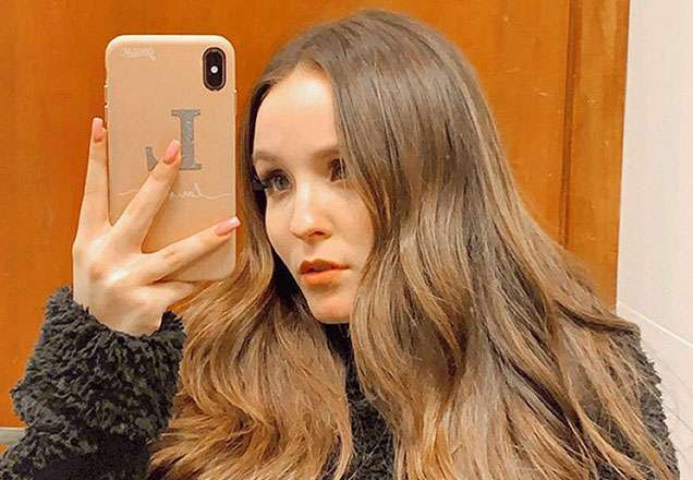 A estrela teen Larissa Manoela fez a própria make