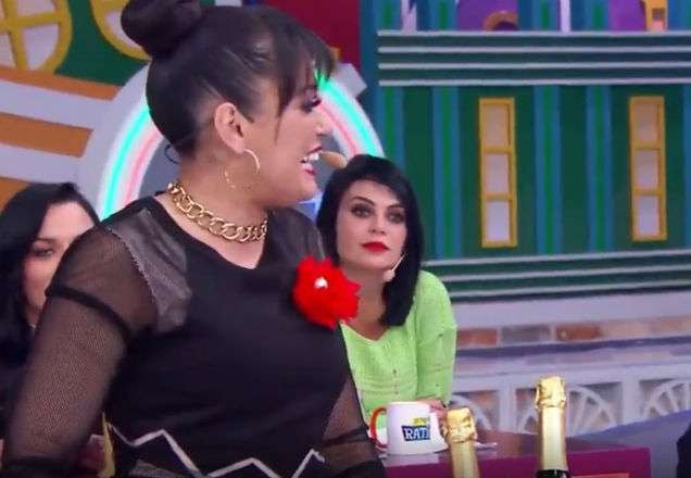 Milene Pavorô ensina a abrir garrafa de champanhe