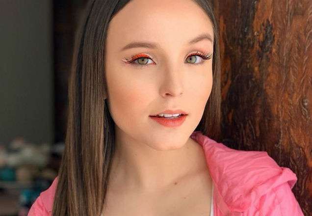 Larissa Manoela posta foto sem maquiagem