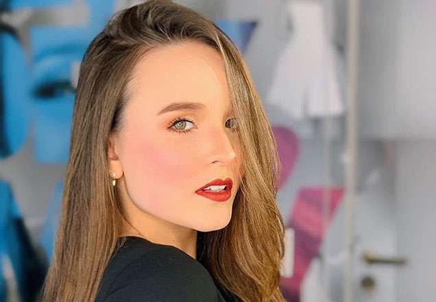 Larissa Manoela não pensa duas vezes e canta Sandy e Júnior em pleno show