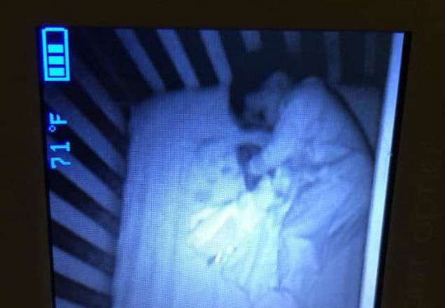Mãe encontra fantasma de bebê dentro do berço do filho