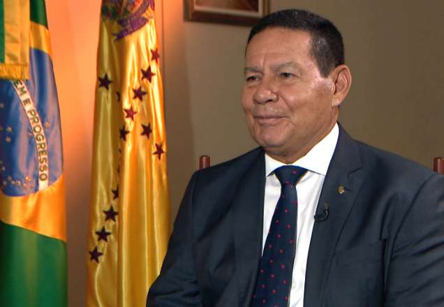 Hamilton Mourão ouve atentamente pergunta de Roberto Cabrini