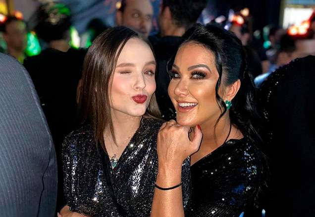 Larissa Manoela e Helen Ganzarolli posam em foto que dividiu a web