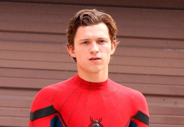 Tom Holland surge careca, armado e muito diferente