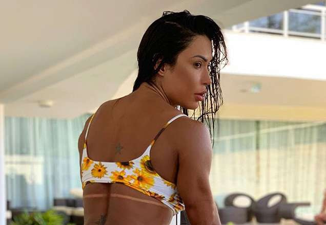 Gracyanne Barbosa com biquíni florido | Foto: Reprodução/Instagram