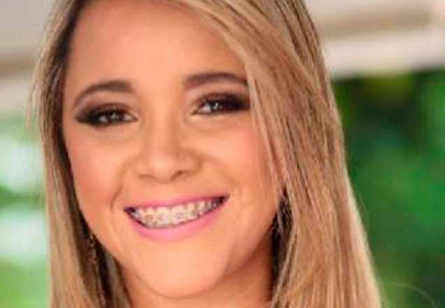 Mulher que fez luzes no cabelo fica com parte da cabeça necrosada