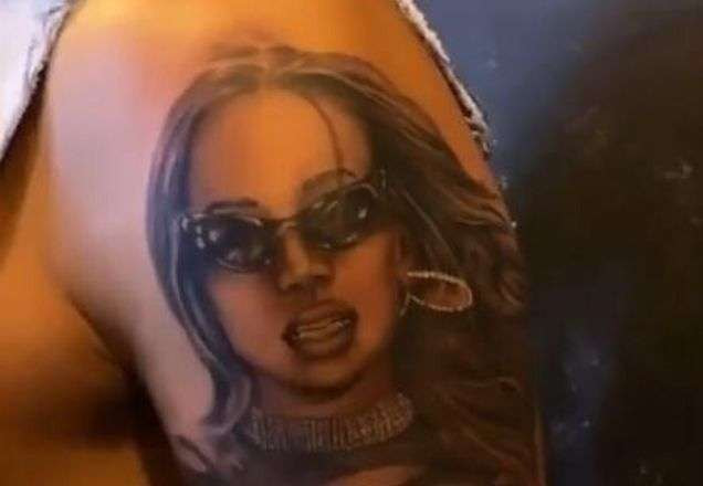 MC Andinho tatua Anitta no braço