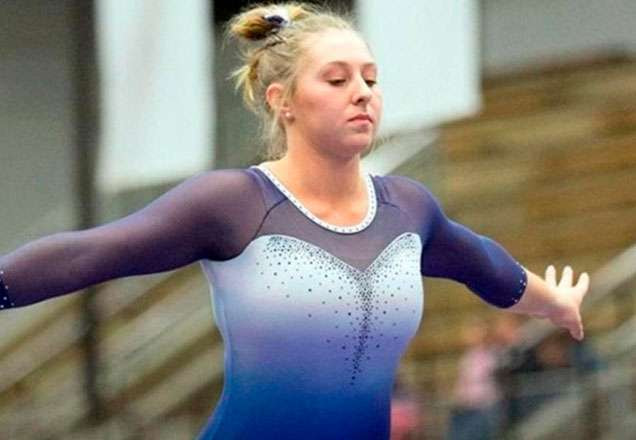 Melanie Coleman durante exercício de ginástica