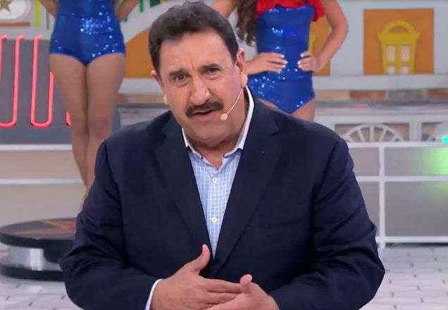 Ratinho homenageia Gugu