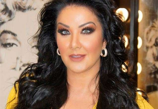 Helen Ganzarolli com maquiagem esfumaçada 