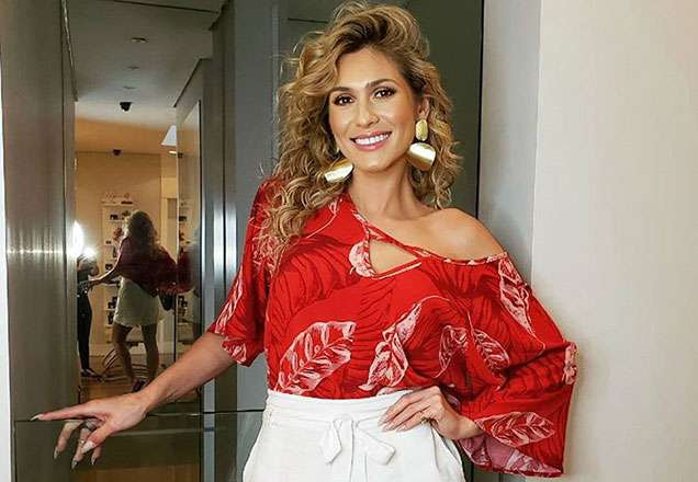 Lívia Andrade investe em vestidinho mais verão e surge linda e decotada