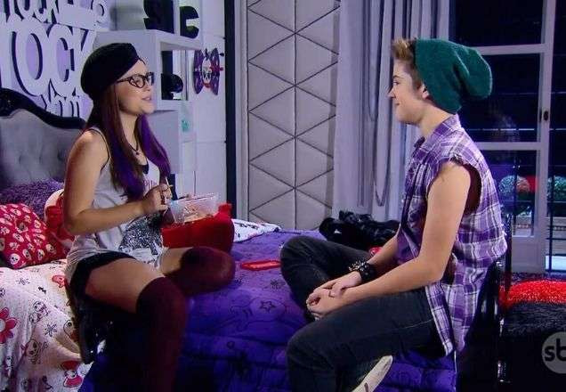 Joaquim e Manoela conversam no quarto da menina