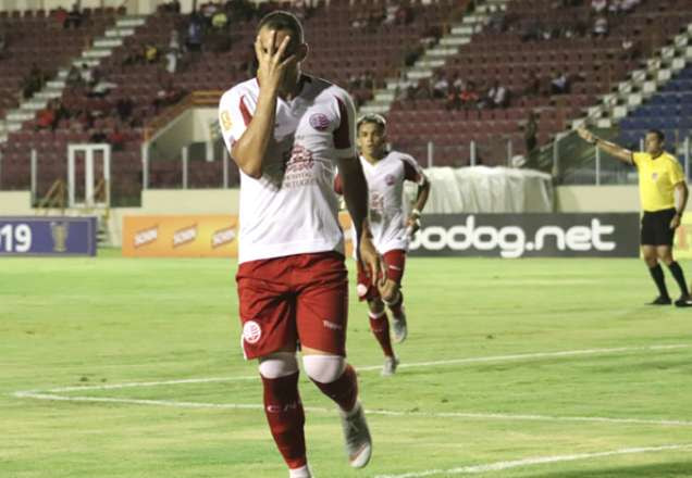 Atacante do Náutico comemora gol marcado na Copa do Nordeste 2019