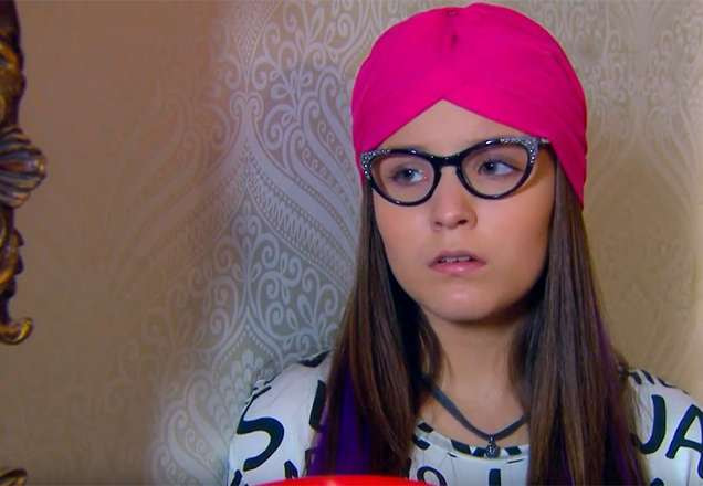 Isabela ouve conversa atrás da porta | Foto: Reprodução/SBT