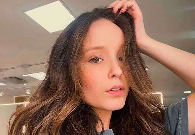 Larissa Manoela aparece de cabelos soltos em foto