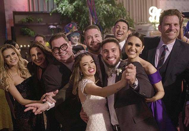 Time do Fábrica de Casamentos com noivos na festa