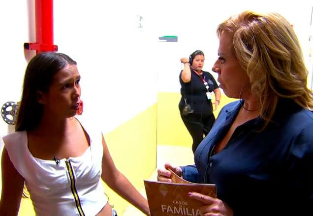 Christina Rocha nos bastidores do programa conversando com uma das participantes | foto: reprodução/SBT