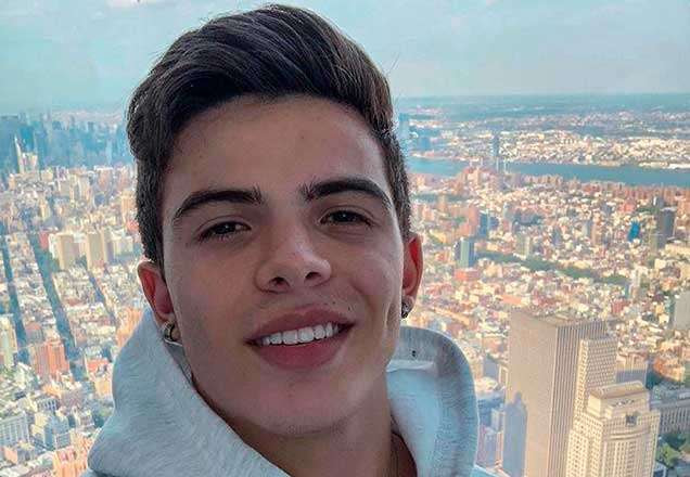 Thomaz Costa aparece sorridente e de moletom em foto