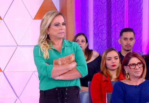 Christina Rocha usa uma camisa verde turquesa enquanto perde a paciência com mãe preconceituosa | Foto: reprodução/SBT