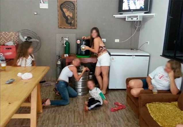 imagens da familia ao lado da máquina de chope que era bombeada com cilindro de oxigênio