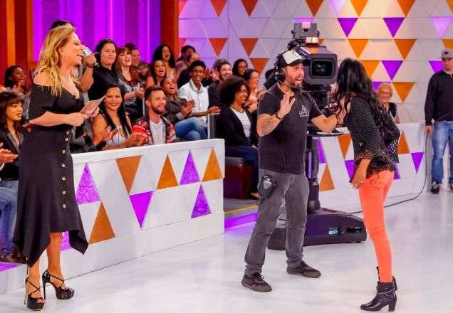 Christina Rocha assiste rindo a participante tentando agredir uma pessoa e sendo impedida pelo produtor | Foto: Gabriel Cardoso