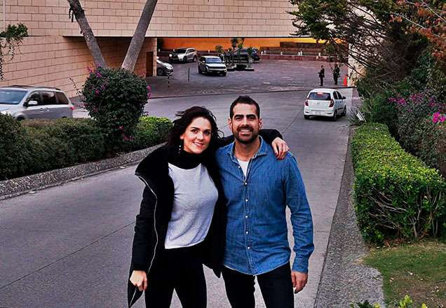 O ator Rodrigo Nehme abraçado com a atriz Zoraida Gomez