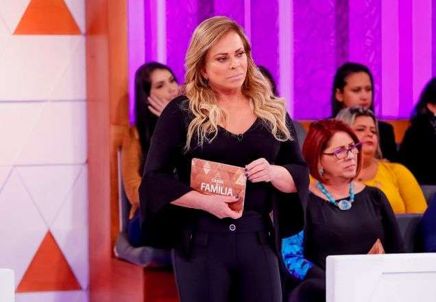 Christina olha com cansaço para o chão enquanto usa uma roupa toda preta | Foto: Gabriel Cardoso