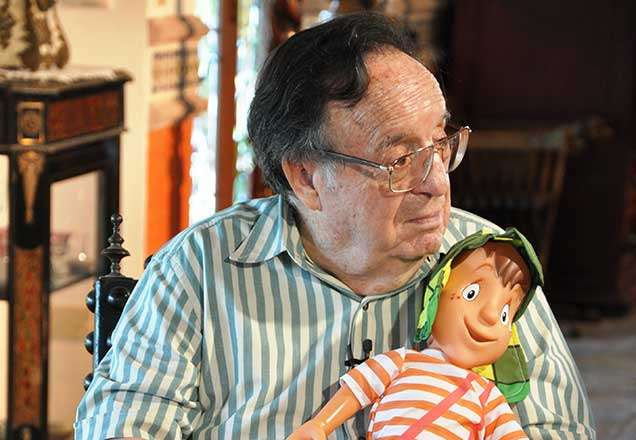 Roberto Gomez Bolaños, abraçando o boneco do Chaves