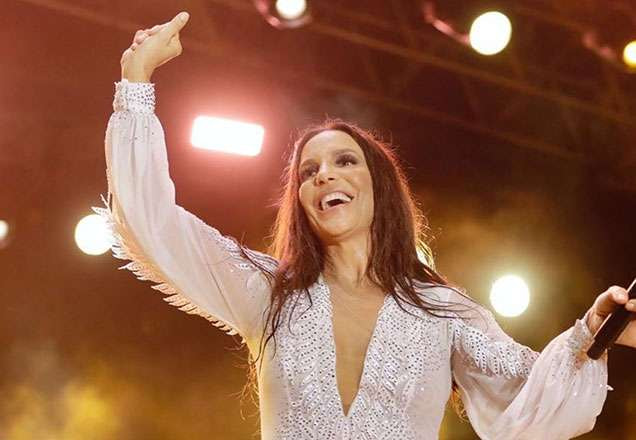 Ivete Sangalo comemorando