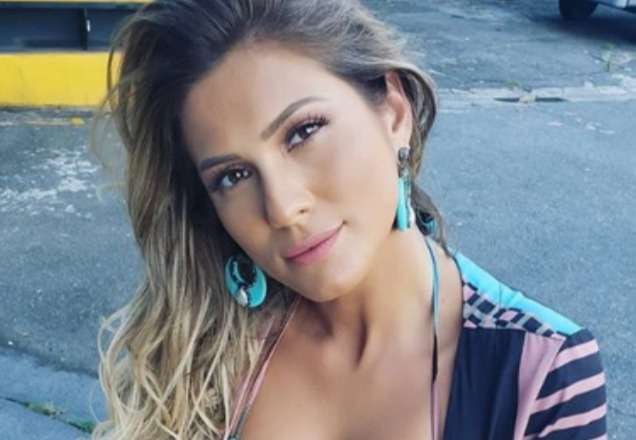 Lívia Andrade posa para foto