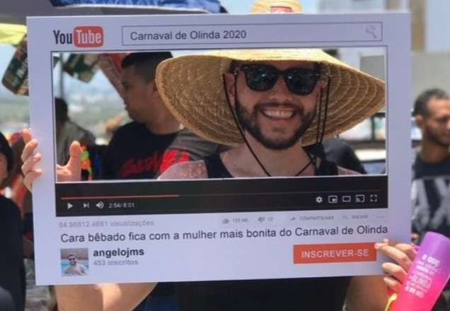 Rapaz usa fantasia de vídeo do Youtube com o título
