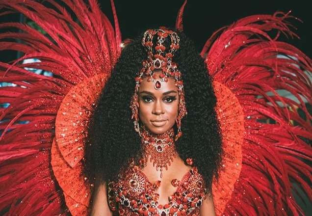 A funkeira MC Rebecca com fantasia vermelha