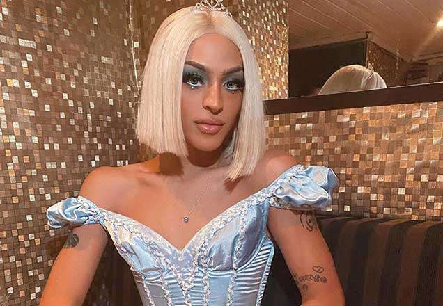 Pabllo Vittar usa fantasia de Chapeuzinho Vermelho