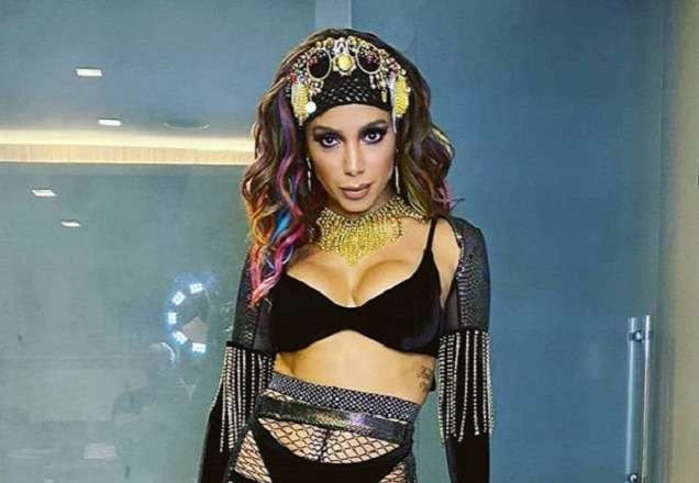 A cantora Anitta fantasiada de camaleão