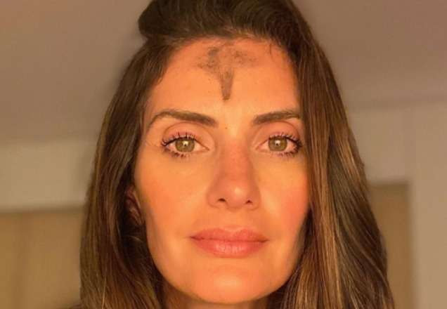 Isabella Fiorentino aparece com cinzas na testa em foto (Reprodução/Instagram)